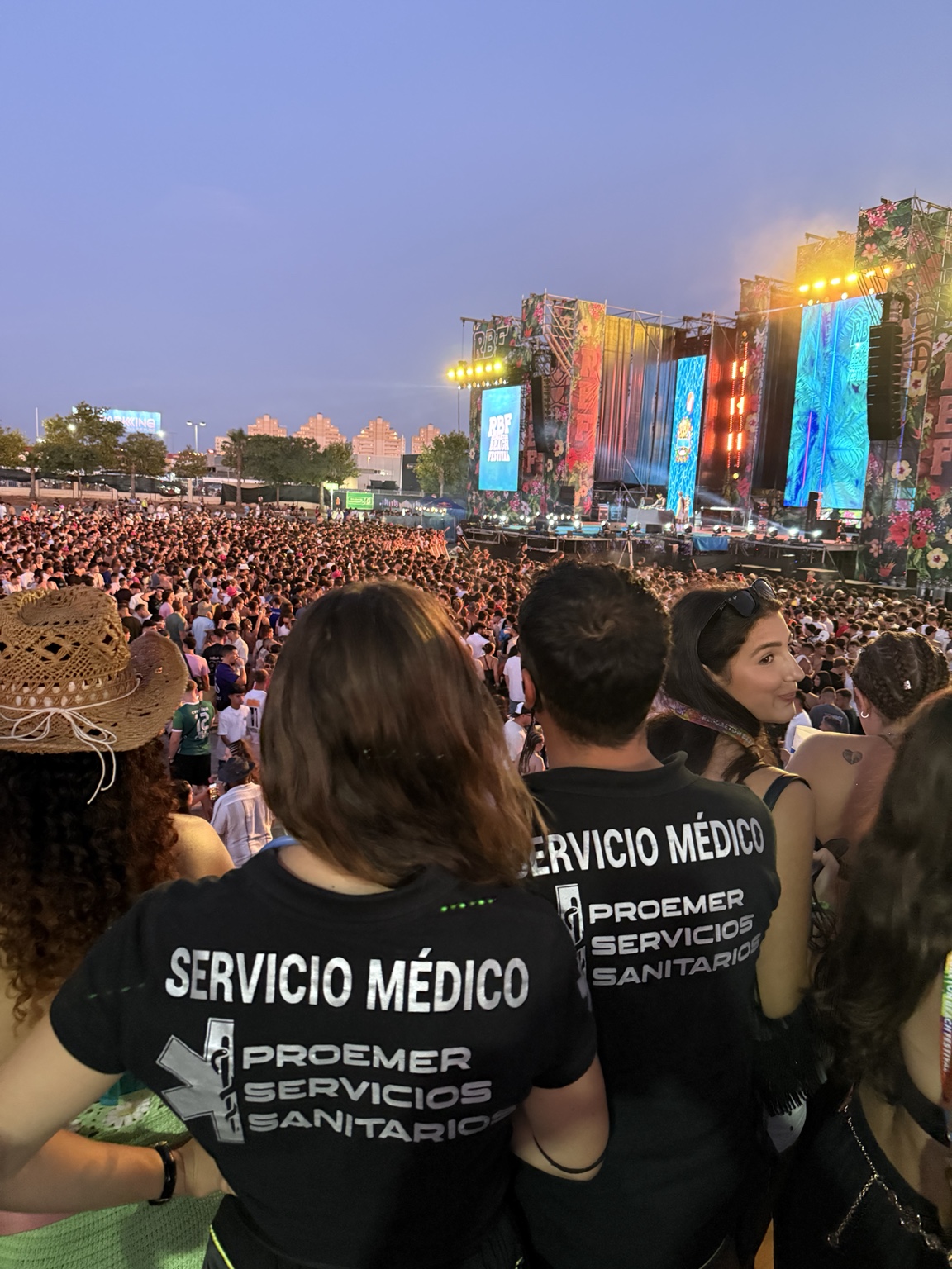 Equipo sanitario de Proemer dando cobertura a un festival de música