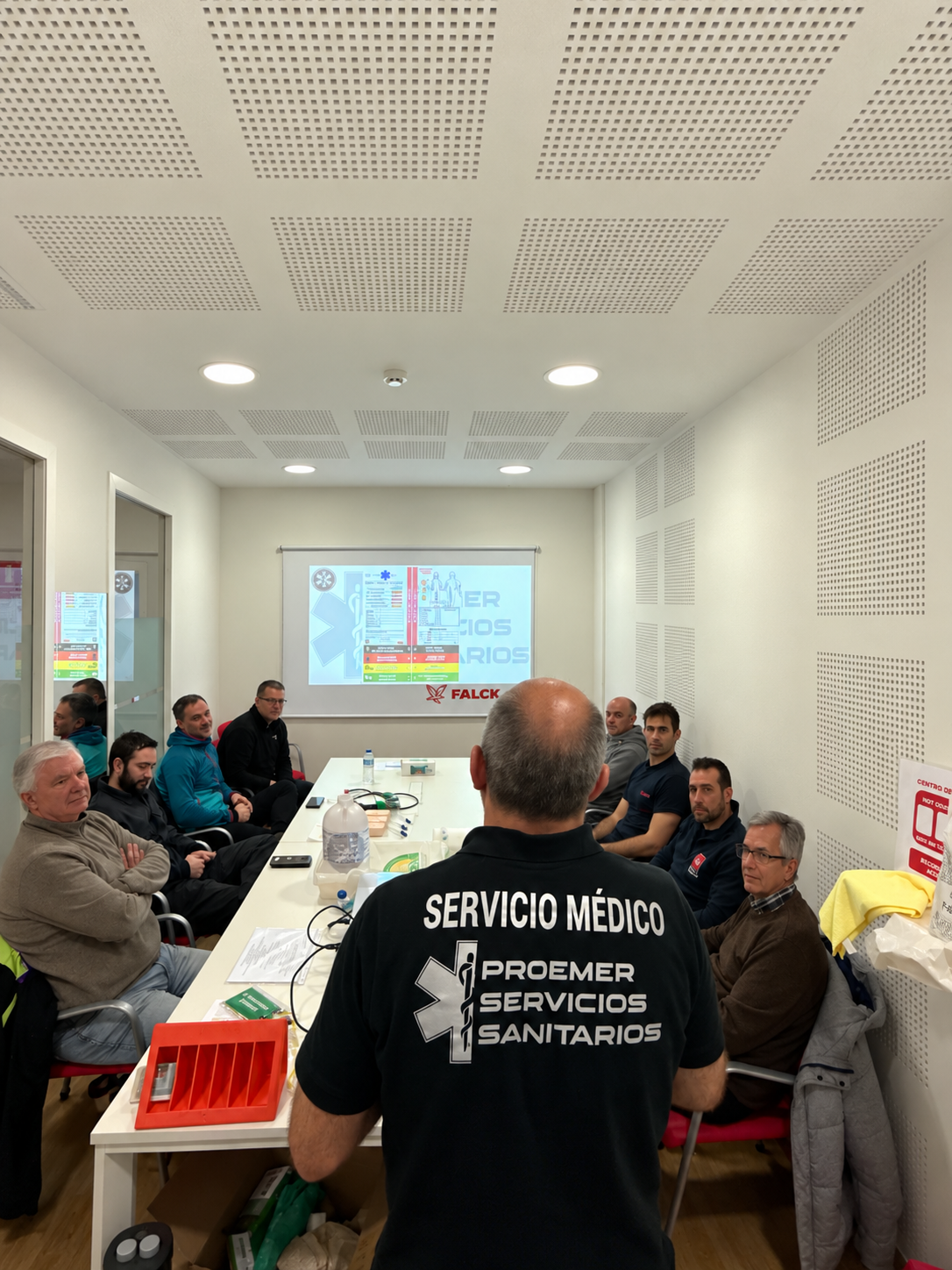 Formación sanitaria impartida por Proemer a un grupo de participantes