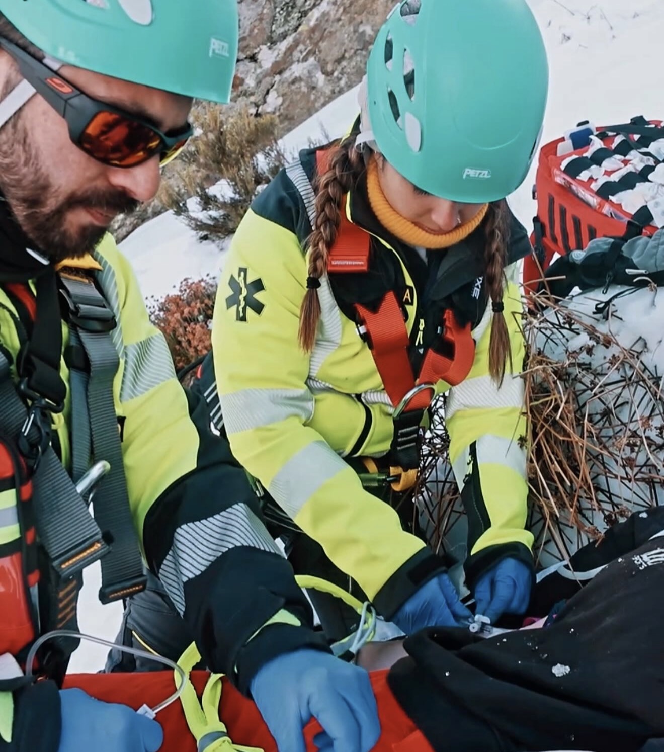 Equipo sanitario atendiendo en un entorno de montaña nevada