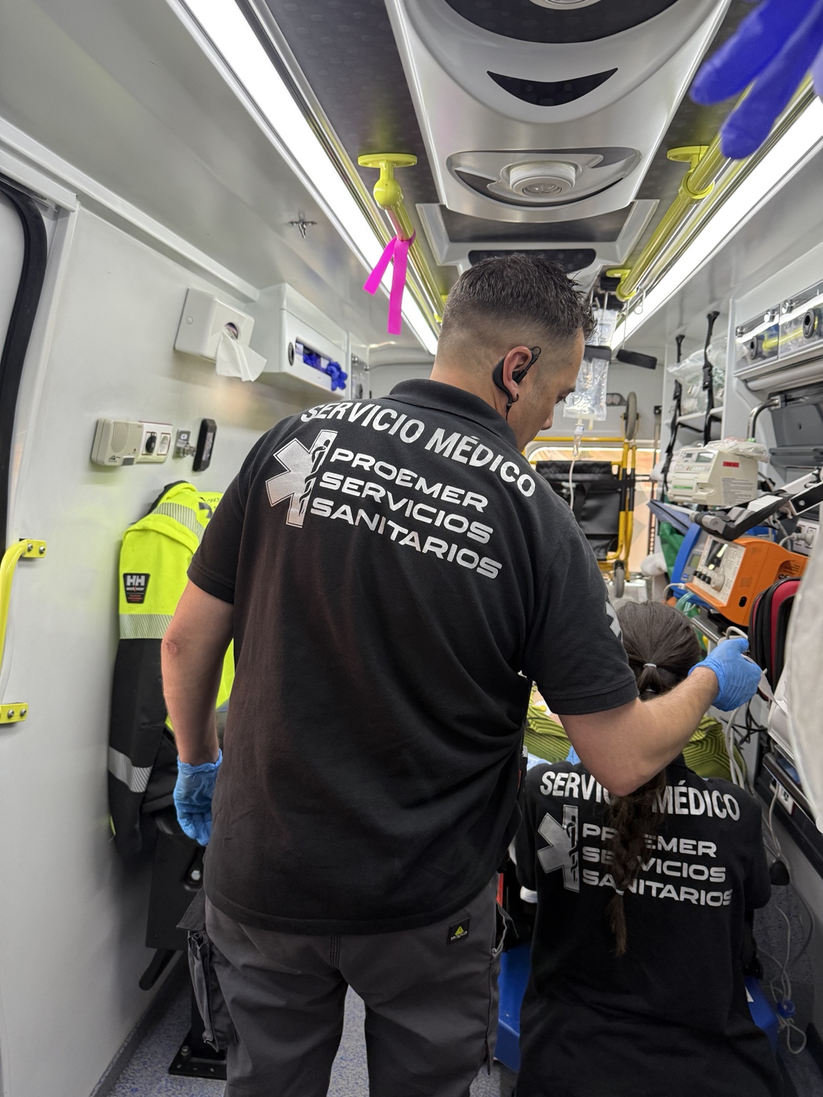 Equipo de Proemer trabajando en el interior de una ambulancia